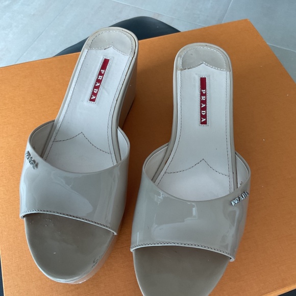 Authentic Prada patent leather platform slide sandals beige/creme size 38.5 - Picture 2 of 7